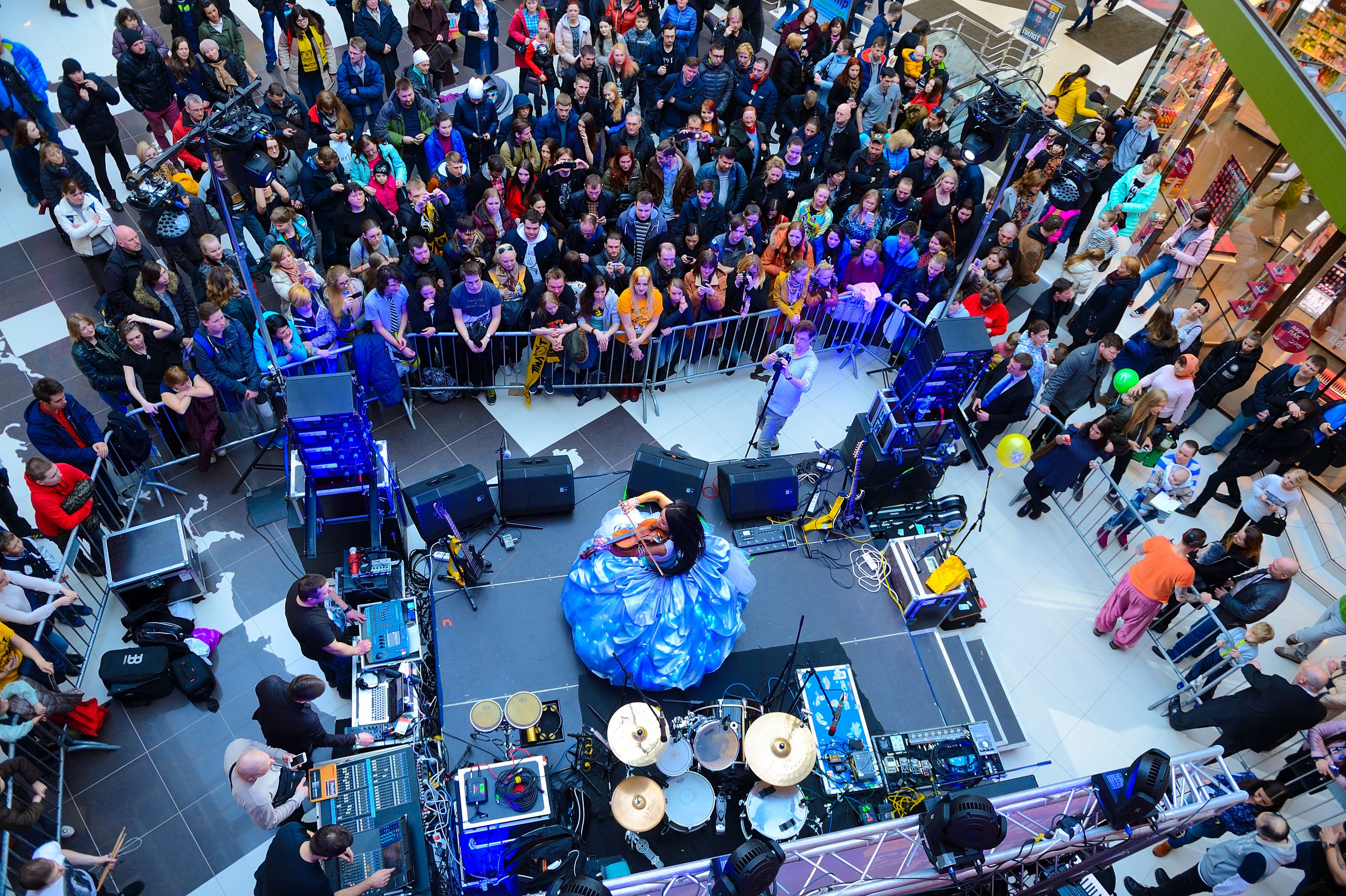 проведение концертов. зрелищные мероприятия. концерт в ресторане фото. компания на концерт. проведение концертов.