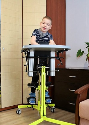 УК «Адамант» приобрела переднеопорный вертикализатор для ребенка-инвалида